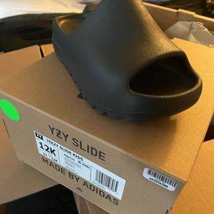 12y kids Yeezy slides (onyx)